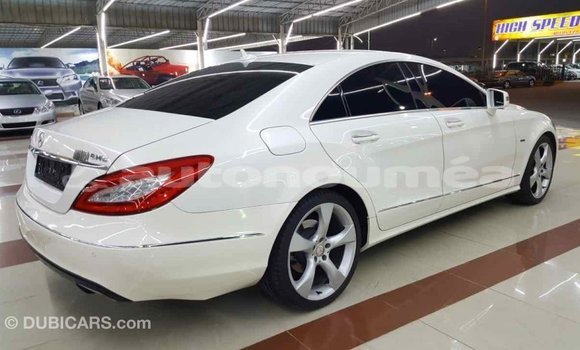 Buy Import Mercedes-Benz 190 (W201) White Car in Import - Dubai in Iles Buy Import Mercedes-Benz 190 (W201) White Car in Import - Dubai in Iles