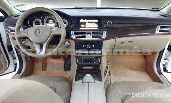 Buy Import Mercedes-Benz 190 (W201) White Car in Import - Dubai in Iles Buy Import Mercedes-Benz 190 (W201) White Car in Import - Dubai in Iles
