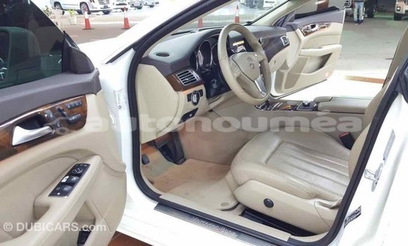 Buy Import Mercedes-Benz 190 (W201) White Car in Import - Dubai in Iles Buy Import Mercedes-Benz 190 (W201) White Car in Import - Dubai in Iles