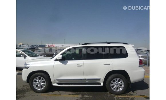 Acheter Import Voiture Toyota Land Cruiser Blanc à Import - Dubai, Iles Acheter Import Voiture Toyota Land Cruiser Blanc à Import - Dubai, Iles