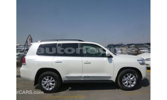 Acheter Import Voiture Toyota Land Cruiser Blanc à Import - Dubai, Iles Acheter Import Voiture Toyota Land Cruiser Blanc à Import - Dubai, Iles