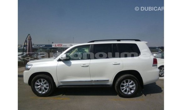 Acheter Import Voiture Toyota Land Cruiser Blanc à Import - Dubai, Iles Acheter Import Voiture Toyota Land Cruiser Blanc à Import - Dubai, Iles