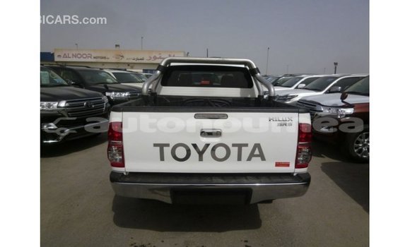 Acheter Import Voiture Toyota Hilux Blanc à Import - Dubai, Iles Acheter Import Voiture Toyota Hilux Blanc à Import - Dubai, Iles
