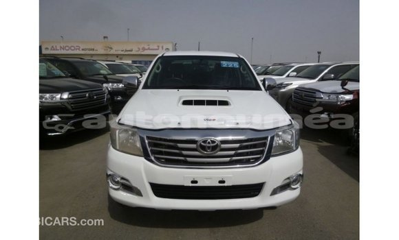 Acheter Import Voiture Toyota Hilux Blanc à Import - Dubai, Iles Acheter Import Voiture Toyota Hilux Blanc à Import - Dubai, Iles