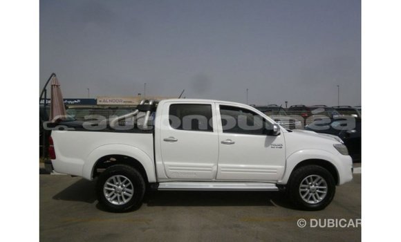 Acheter Import Voiture Toyota Hilux Blanc à Import - Dubai, Iles Acheter Import Voiture Toyota Hilux Blanc à Import - Dubai, Iles