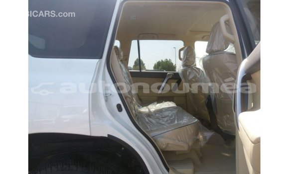 Acheter Import Voiture Toyota Prado Blanc à Import - Dubai, Iles Acheter Import Voiture Toyota Prado Blanc à Import - Dubai, Iles