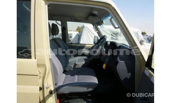 Acheter Import Voiture Toyota Land Cruiser Beige à Import - Dubai, Iles Acheter Import Voiture Toyota Land Cruiser Beige à Import - Dubai, Iles