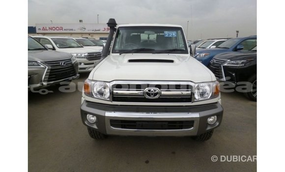 Acheter Import Voiture Toyota Land Cruiser Blanc à Import - Dubai, Iles Acheter Import Voiture Toyota Land Cruiser Blanc à Import - Dubai, Iles
