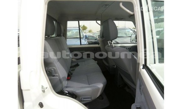 Acheter Import Voiture Toyota Land Cruiser Blanc à Import - Dubai, Iles Acheter Import Voiture Toyota Land Cruiser Blanc à Import - Dubai, Iles