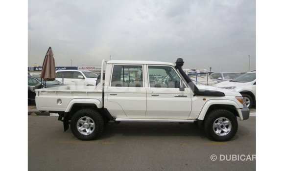 Acheter Import Voiture Toyota Land Cruiser Blanc à Import - Dubai, Iles Acheter Import Voiture Toyota Land Cruiser Blanc à Import - Dubai, Iles