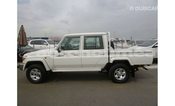 Acheter Import Voiture Toyota Land Cruiser Blanc à Import - Dubai, Iles Acheter Import Voiture Toyota Land Cruiser Blanc à Import - Dubai, Iles