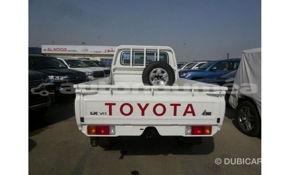 Acheter Import Voiture Toyota Land Cruiser Blanc à Import - Dubai, Iles Acheter Import Voiture Toyota Land Cruiser Blanc à Import - Dubai, Iles