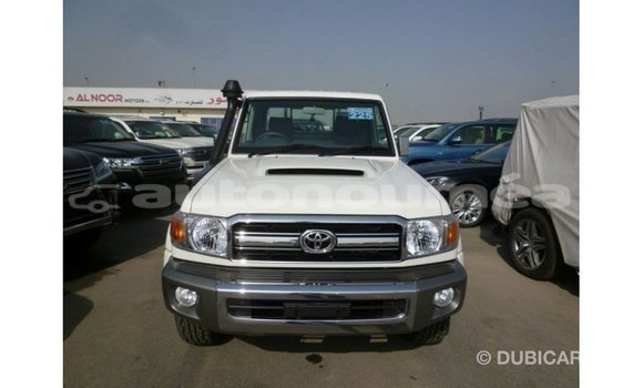 Acheter Import Voiture Toyota Land Cruiser Blanc à Import - Dubai, Iles Acheter Import Voiture Toyota Land Cruiser Blanc à Import - Dubai, Iles