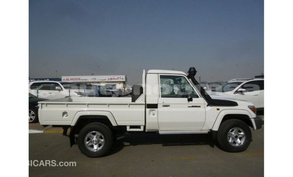 Acheter Import Voiture Toyota Land Cruiser Blanc à Import - Dubai, Iles Acheter Import Voiture Toyota Land Cruiser Blanc à Import - Dubai, Iles