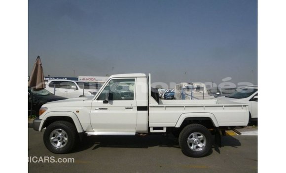 Acheter Import Voiture Toyota Land Cruiser Blanc à Import - Dubai, Iles Acheter Import Voiture Toyota Land Cruiser Blanc à Import - Dubai, Iles