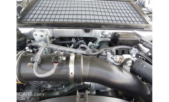 Acheter Import Voiture Toyota Land Cruiser Blanc à Import - Dubai, Iles Acheter Import Voiture Toyota Land Cruiser Blanc à Import - Dubai, Iles