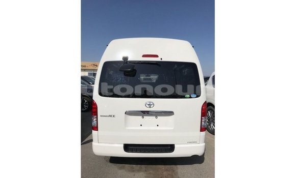 Acheter Import Voiture Toyota Hiace Blanc à Import - Dubai, Iles Acheter Import Voiture Toyota Hiace Blanc à Import - Dubai, Iles