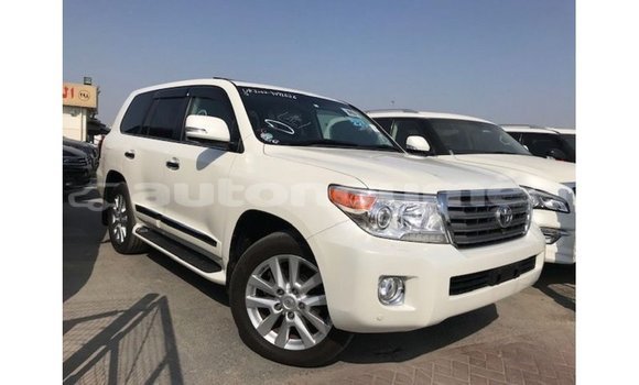 Acheter Import Voiture Toyota Land Cruiser Blanc à Import - Dubai, Iles Acheter Import Voiture Toyota Land Cruiser Blanc à Import - Dubai, Iles