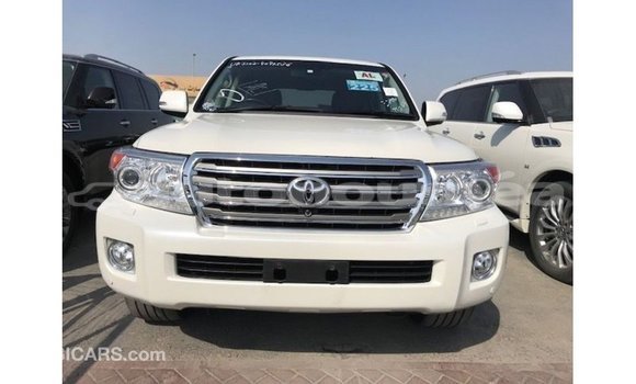 Acheter Import Voiture Toyota Land Cruiser Blanc à Import - Dubai, Iles Acheter Import Voiture Toyota Land Cruiser Blanc à Import - Dubai, Iles