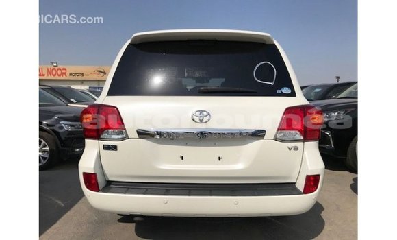 Acheter Import Voiture Toyota Land Cruiser Blanc à Import - Dubai, Iles Acheter Import Voiture Toyota Land Cruiser Blanc à Import - Dubai, Iles