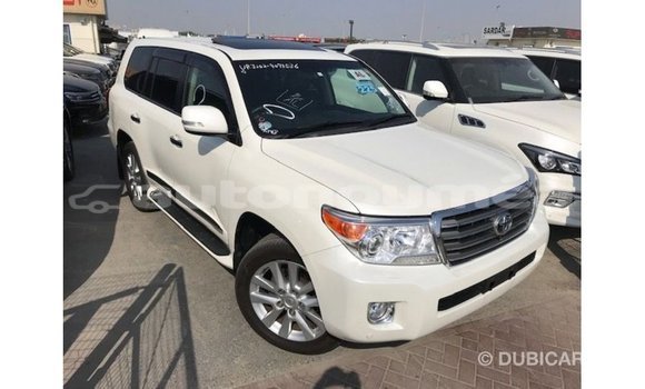 Acheter Import Voiture Toyota Land Cruiser Blanc à Import - Dubai, Iles Acheter Import Voiture Toyota Land Cruiser Blanc à Import - Dubai, Iles