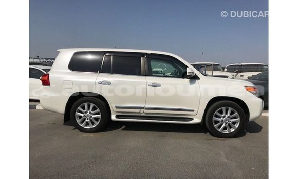Acheter Import Voiture Toyota Land Cruiser Blanc à Import - Dubai, Iles Acheter Import Voiture Toyota Land Cruiser Blanc à Import - Dubai, Iles