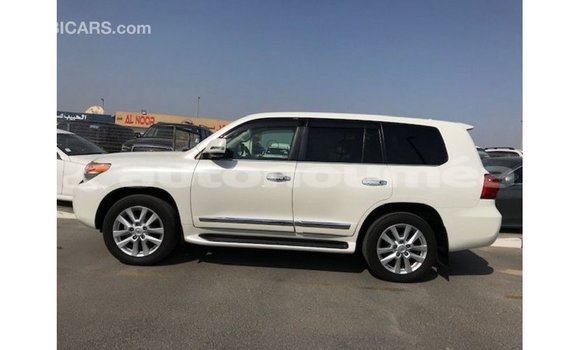 Acheter Import Voiture Toyota Land Cruiser Blanc à Import - Dubai, Iles Acheter Import Voiture Toyota Land Cruiser Blanc à Import - Dubai, Iles
