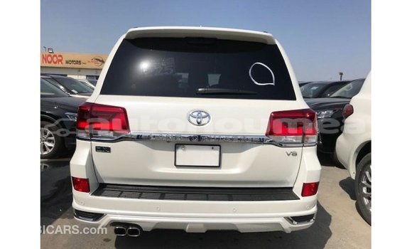Acheter Import Voiture Toyota Land Cruiser Blanc à Import - Dubai, Iles Acheter Import Voiture Toyota Land Cruiser Blanc à Import - Dubai, Iles