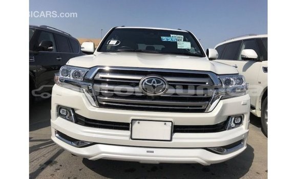 Acheter Import Voiture Toyota Land Cruiser Blanc à Import - Dubai, Iles Acheter Import Voiture Toyota Land Cruiser Blanc à Import - Dubai, Iles