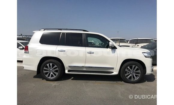 Acheter Import Voiture Toyota Land Cruiser Blanc à Import - Dubai, Iles Acheter Import Voiture Toyota Land Cruiser Blanc à Import - Dubai, Iles