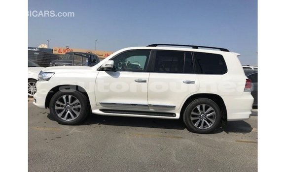 Acheter Import Voiture Toyota Land Cruiser Blanc à Import - Dubai, Iles Acheter Import Voiture Toyota Land Cruiser Blanc à Import - Dubai, Iles