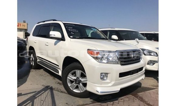 Acheter Import Voiture Toyota Land Cruiser Blanc à Import - Dubai, Iles Acheter Import Voiture Toyota Land Cruiser Blanc à Import - Dubai, Iles