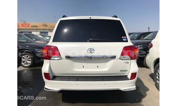 Acheter Import Voiture Toyota Land Cruiser Blanc à Import - Dubai, Iles Acheter Import Voiture Toyota Land Cruiser Blanc à Import - Dubai, Iles