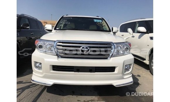 Acheter Import Voiture Toyota Land Cruiser Blanc à Import - Dubai, Iles Acheter Import Voiture Toyota Land Cruiser Blanc à Import - Dubai, Iles