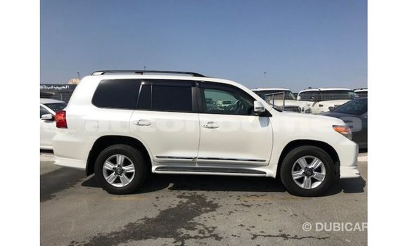 Acheter Import Voiture Toyota Land Cruiser Blanc à Import - Dubai, Iles Acheter Import Voiture Toyota Land Cruiser Blanc à Import - Dubai, Iles