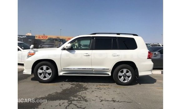 Acheter Import Voiture Toyota Land Cruiser Blanc à Import - Dubai, Iles Acheter Import Voiture Toyota Land Cruiser Blanc à Import - Dubai, Iles
