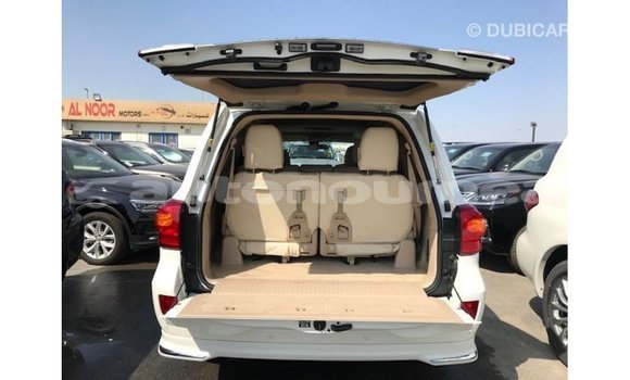 Acheter Import Voiture Toyota Land Cruiser Blanc à Import - Dubai, Iles Acheter Import Voiture Toyota Land Cruiser Blanc à Import - Dubai, Iles