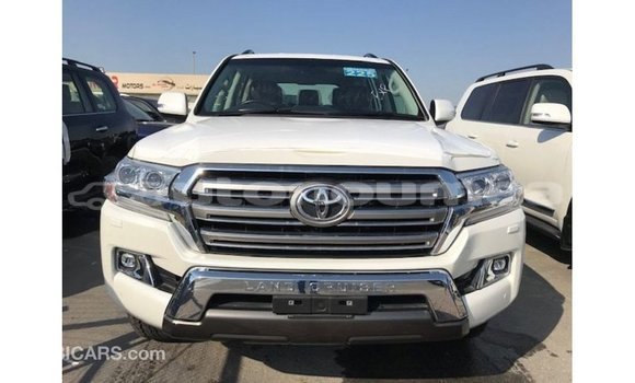 Acheter Import Voiture Toyota Land Cruiser Blanc à Import - Dubai, Iles Acheter Import Voiture Toyota Land Cruiser Blanc à Import - Dubai, Iles