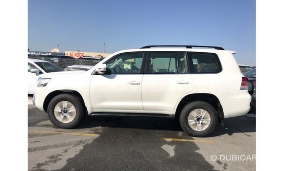 Acheter Import Voiture Toyota Land Cruiser Blanc à Import - Dubai, Iles Acheter Import Voiture Toyota Land Cruiser Blanc à Import - Dubai, Iles