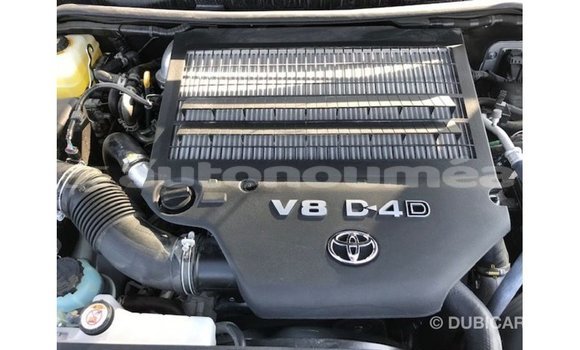 Acheter Import Voiture Toyota Land Cruiser Blanc à Import - Dubai, Iles Acheter Import Voiture Toyota Land Cruiser Blanc à Import - Dubai, Iles