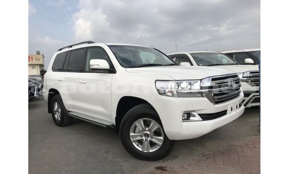 Buy Import Toyota Land Cruiser White Car in Import - Dubai in Iles Buy Import Toyota Land Cruiser White Car in Import - Dubai in Iles
