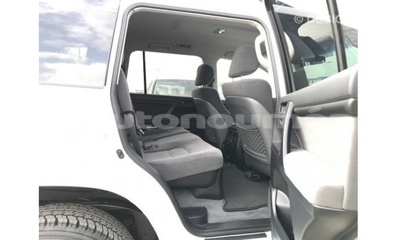 Buy Import Toyota Land Cruiser White Car in Import - Dubai in Iles Buy Import Toyota Land Cruiser White Car in Import - Dubai in Iles