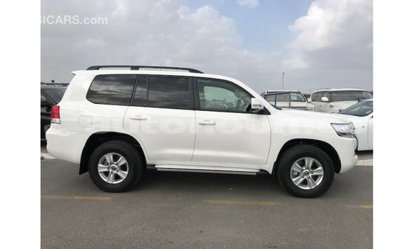Buy Import Toyota Land Cruiser White Car in Import - Dubai in Iles Buy Import Toyota Land Cruiser White Car in Import - Dubai in Iles