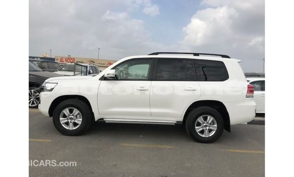 Buy Import Toyota Land Cruiser White Car in Import - Dubai in Iles Buy Import Toyota Land Cruiser White Car in Import - Dubai in Iles