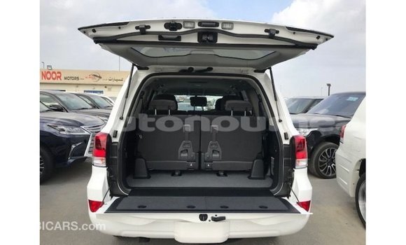 Buy Import Toyota Land Cruiser White Car in Import - Dubai in Iles Buy Import Toyota Land Cruiser White Car in Import - Dubai in Iles