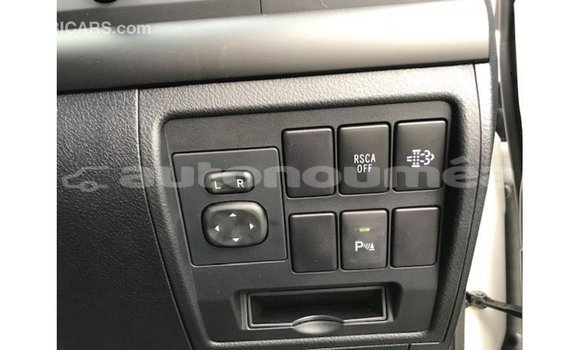 Buy Import Toyota Land Cruiser White Car in Import - Dubai in Iles Buy Import Toyota Land Cruiser White Car in Import - Dubai in Iles