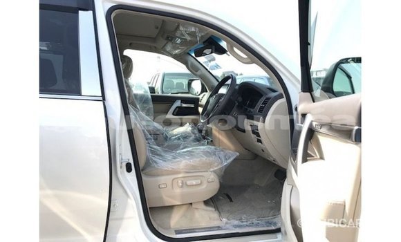 Acheter Import Voiture Toyota Land Cruiser Blanc à Import - Dubai, Iles Acheter Import Voiture Toyota Land Cruiser Blanc à Import - Dubai, Iles