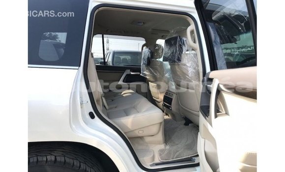 Acheter Import Voiture Toyota Land Cruiser Blanc à Import - Dubai, Iles Acheter Import Voiture Toyota Land Cruiser Blanc à Import - Dubai, Iles