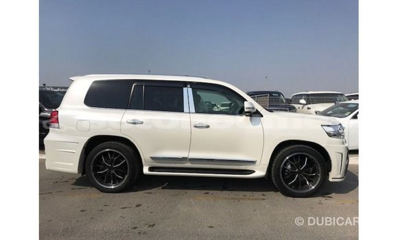 Acheter Import Voiture Toyota Land Cruiser Blanc à Import - Dubai, Iles Acheter Import Voiture Toyota Land Cruiser Blanc à Import - Dubai, Iles