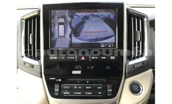 Acheter Import Voiture Toyota Land Cruiser Blanc à Import - Dubai, Iles Acheter Import Voiture Toyota Land Cruiser Blanc à Import - Dubai, Iles